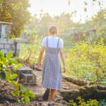 Frühling im Garten: Person pflanzt bunte Blumen in frischer Erde.
