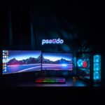 Eine Person reinigt entspannt ihre Gartenterrasse mit einem effizienten Reinigungsmittel, während Werkzeug und Laub daneben liegen.