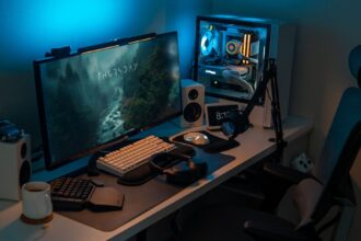 Ein leistungsstarker Benzin-Multifunktionstrimmer mit 52cc Motor, der als Rasenmäher, Freischneider und Kantenschneider einsetzbar ist.