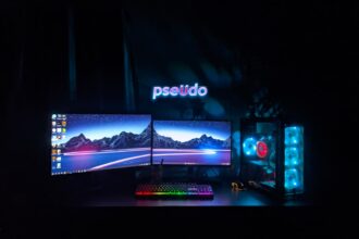 Teakholz-Gartentisch in Schmetterlingsform mit platzsparender Klappfunktion, Größe 150x90 cm.