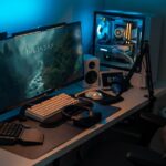 Eine stabile Metall-Gartenbank für drei Personen mit Rückenlehne und Armlehnen, aufgestellt in einem begrünten Garten.