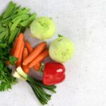 Person pflanzt Setzlinge im Gemüsebeet für wissenschaftlichen Anbau