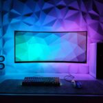 Nahaufnahme einer leistungsstarken Tauchpumpe, die klaren Wasserstrahl in einem Gartenteich oder Regentonne erzeugt, bereit für die Bewässerung von Beeten und Rasen.