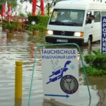GÜDE GDT 1200 Drucktauchpumpe in einem überfluteten Gartenschacht, bereit zum automatischen Abpumpen von Wasser.