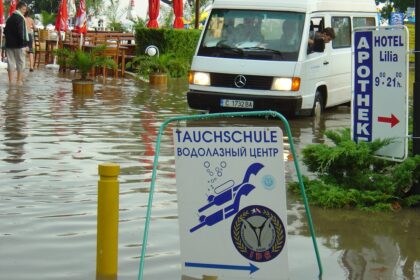 GÜDE GDT 1200 Drucktauchpumpe in einem überfluteten Gartenschacht, bereit zum automatischen Abpumpen von Wasser.