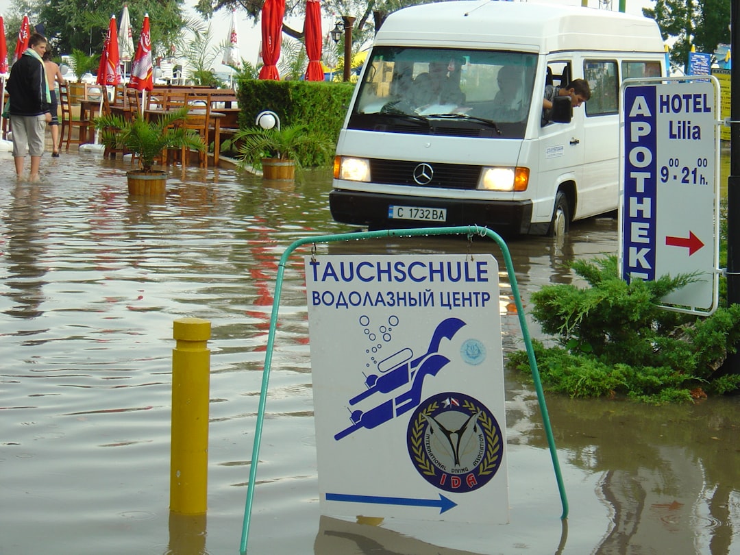 GÜDE GDT 1200 Drucktauchpumpe in einem überfluteten Gartenschacht, bereit zum automatischen Abpumpen von Wasser.